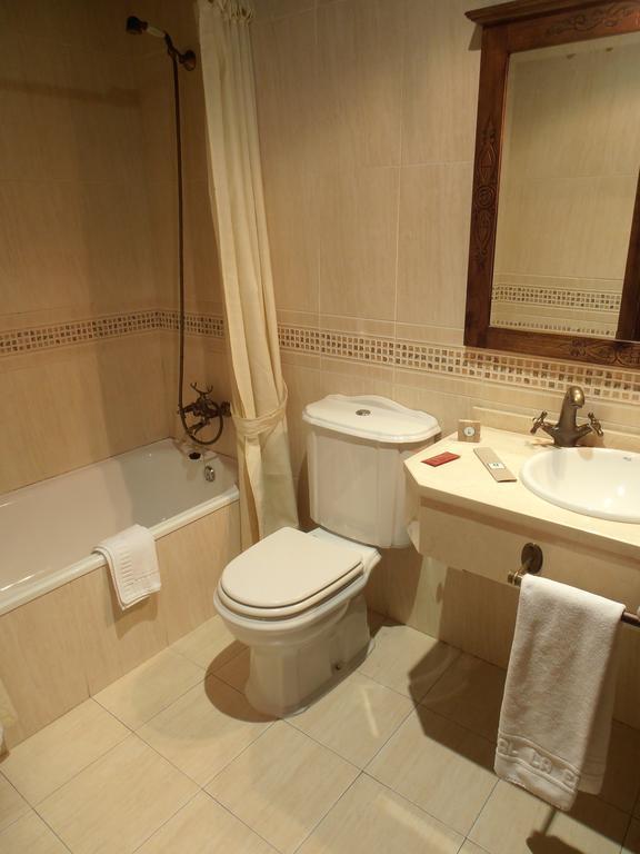 Single Room with Private Bathroom,220336667:JPEG